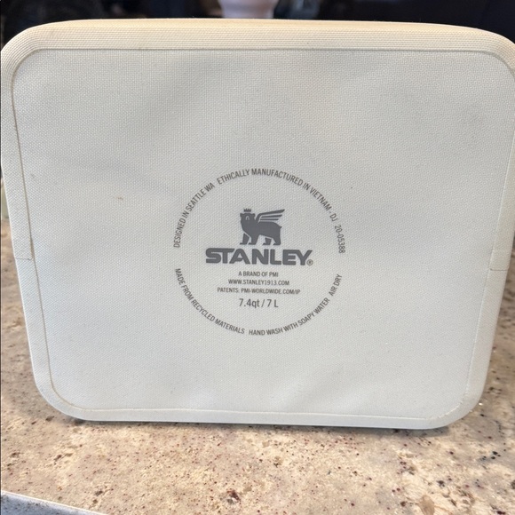 Stanley Cream and Gray insulated lunch bag - Picture 4 of 4